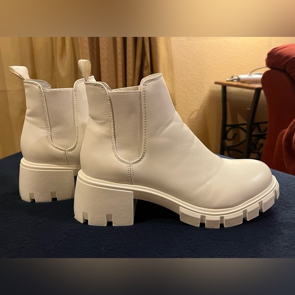 Steve Madden white Chelsea boots. Ankle-high. Chunky heel. Elastic side panel. 8 - Picture 4 of 12